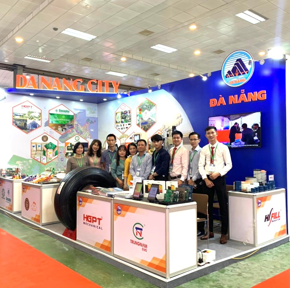 Trung Nam EMS delegation participates in Vietnam EXPO 2022 exhibition