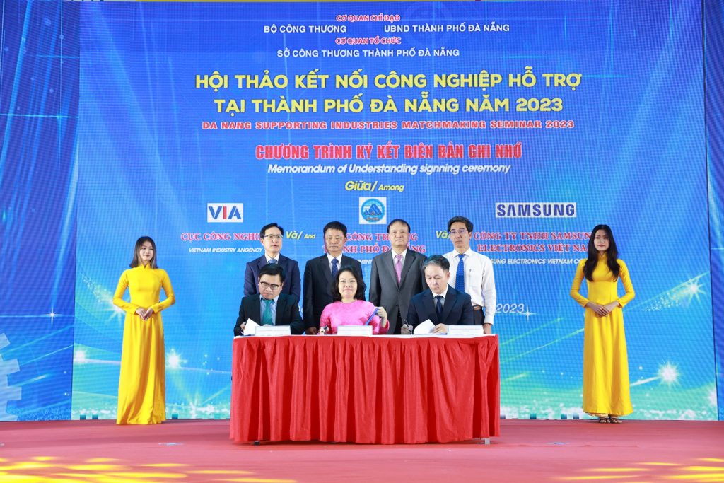 Signning ceremony between Samsung Viet Nam and Trung Nam Ems